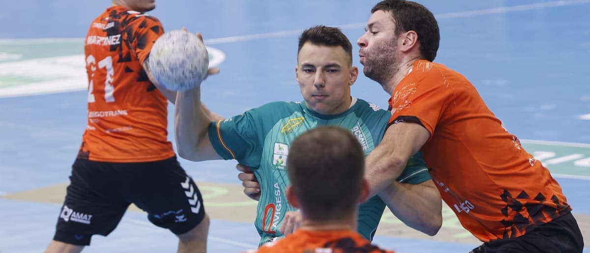 LIGA PLENITUDE ASOBAL: El Ángel Ximénez se vuelve de vacío de Torrelavega (31-28)