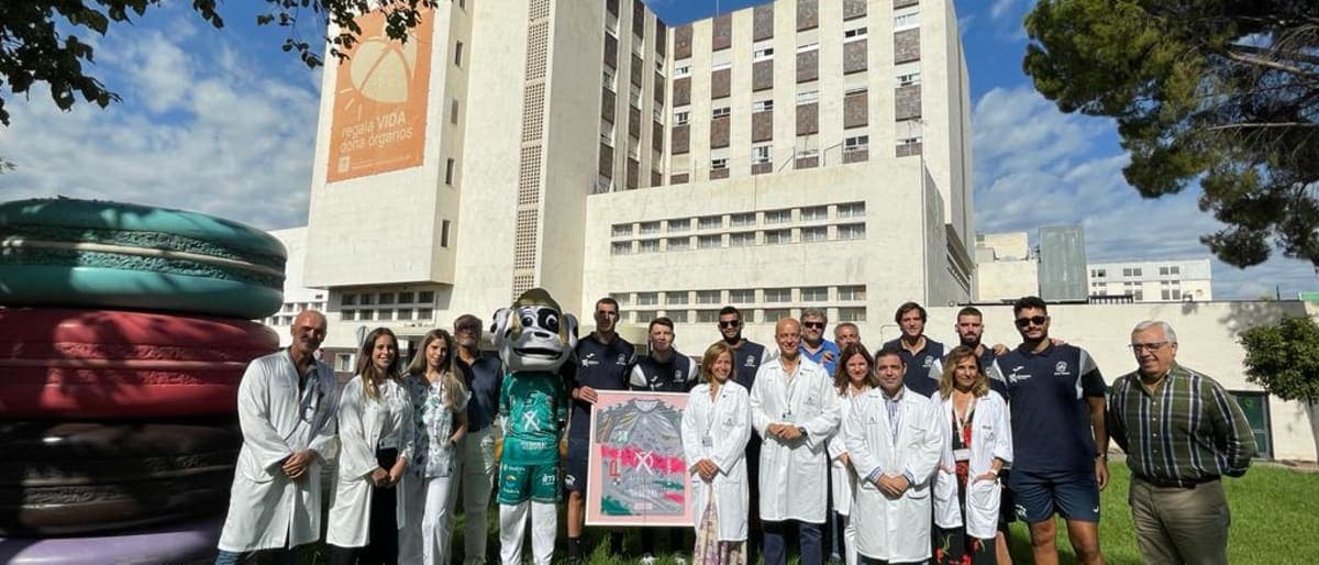 CLUB: Jugadores y directivos del Ángel Ximénez visitan el Área Materno-Infantil del Hospital Universitario Reina Sofía