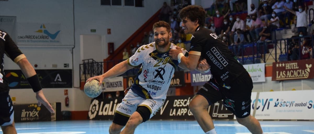 LIGA SACYR ASOBAL: Paco Bustos: «Va a ser complicado en una catedral del balonmano como es León».