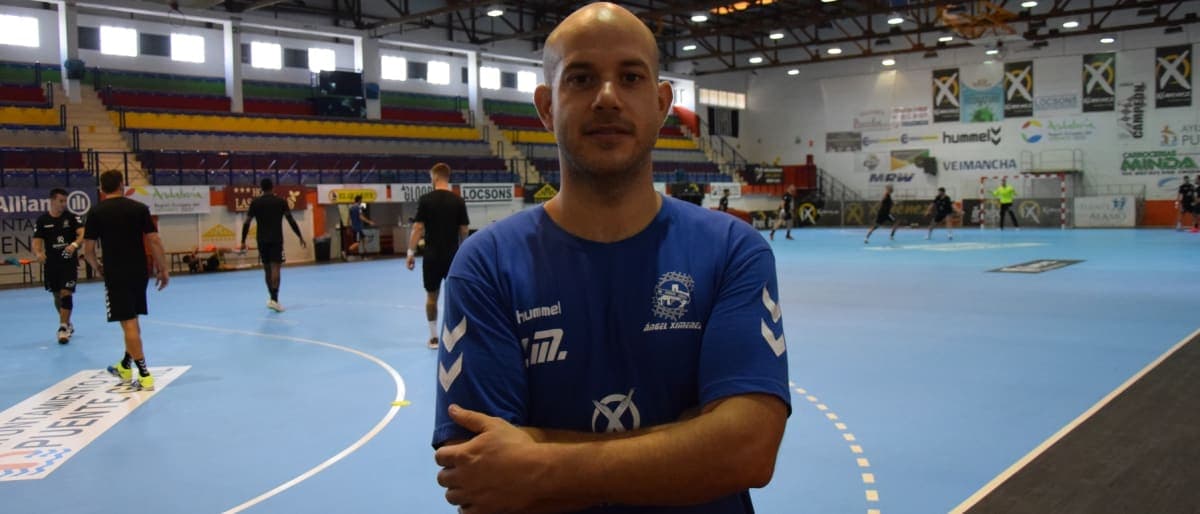 CLUB: Jesús Morales cumple su decimoquinta temporada como fisioterapeuta en Ángel Ximénez: «Es mi trabajo pero el club forma parte de mi vida»