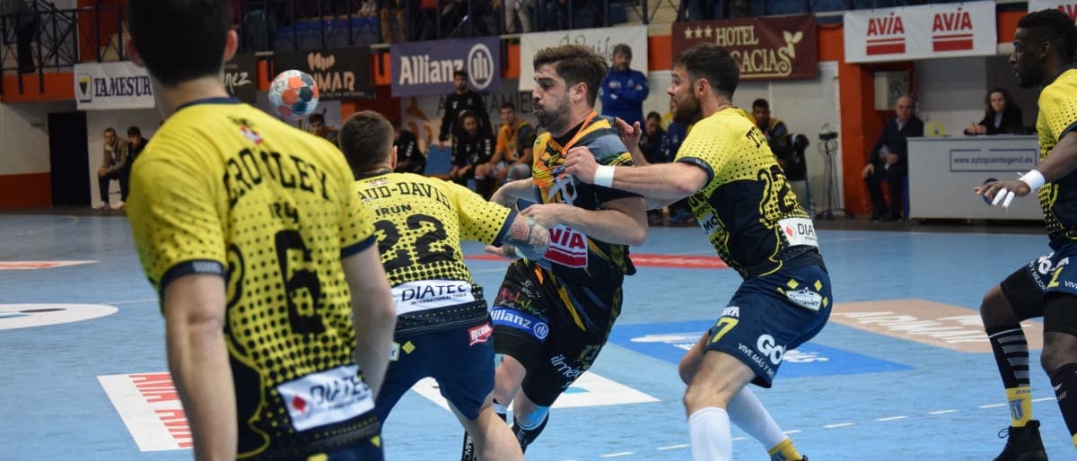 LIGA SACYR ASOBAL: Bidasoa se llevó el duelo en el Alcalde Miguel Salas (28-32)