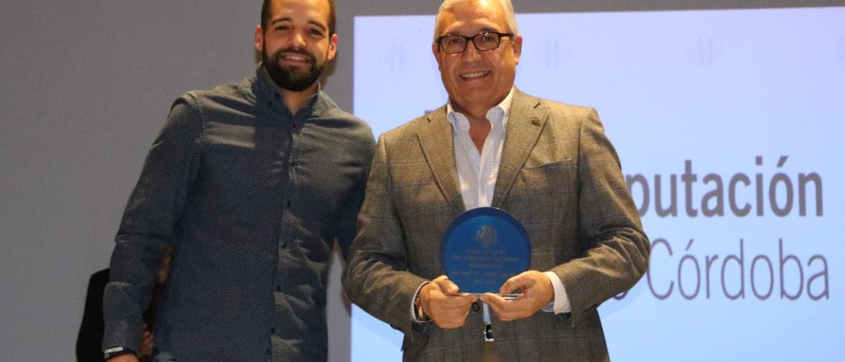 Ángel Ximénez – AVIA recibe el reconocimiento de «Mejor Equipo» en la Gala del Deporte de Ateneo Cordobesista