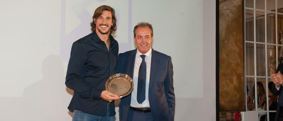 FRANCISCO PÉREZ JIMÉNEZ, ENTREGA EN LA GALA DE ASOBAL PREMIO AL MEJOR DEFENSOR Y A LA MEJOR LABOR ARBITRAL