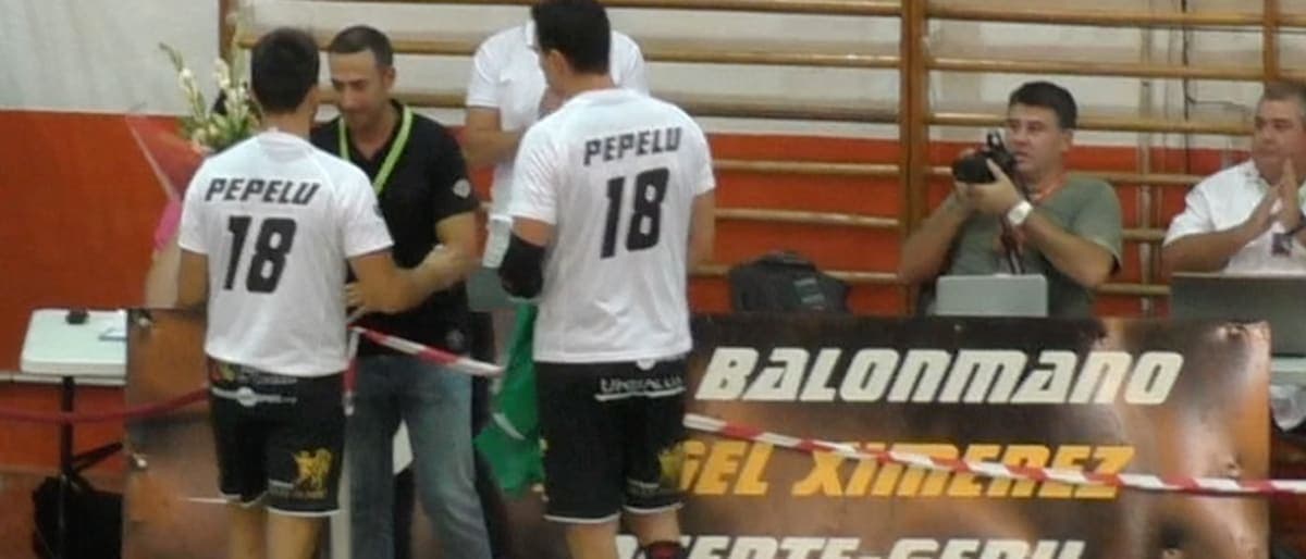 La afición de Puente Genil despidió al mejor central de la historia de balonmano andaluz