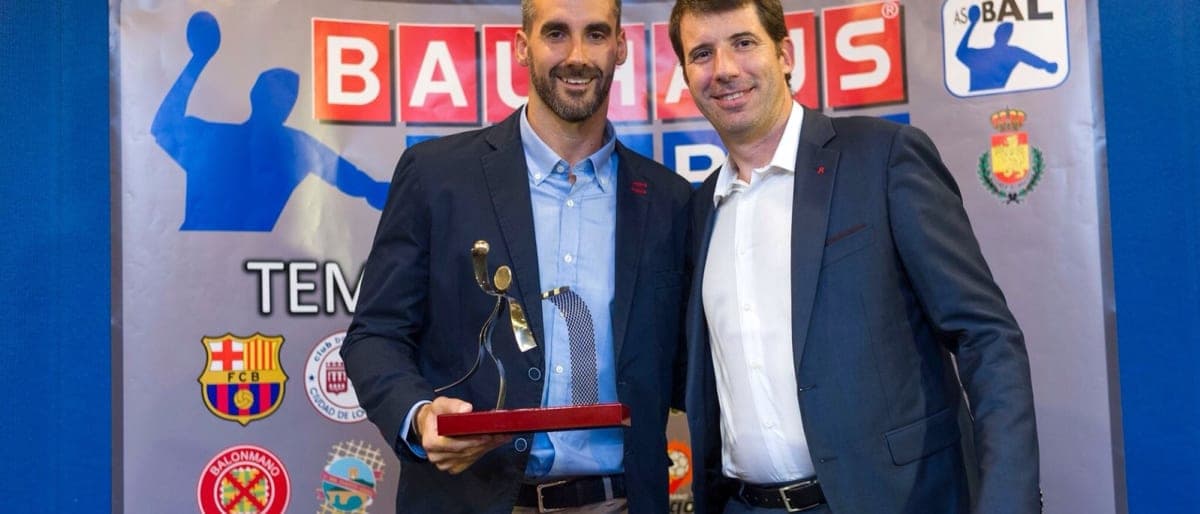 CHISPI RECOGE EL TROFEO AL MÁXIMO GOLEADOR DE ASOBAL