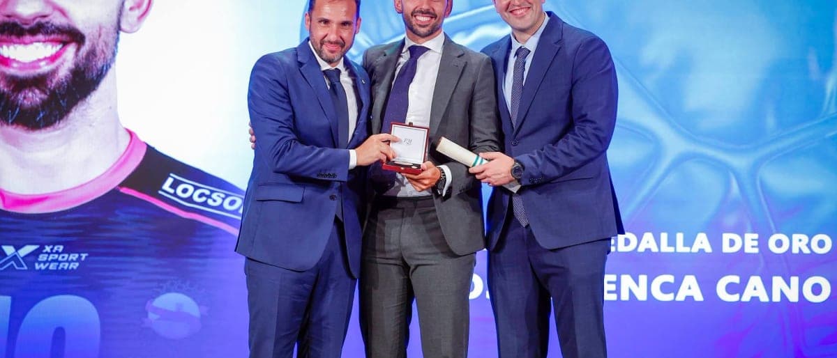 CLUB: José Cuenca recibe la Insignia y Medalla de Oro de la Federación Andaluza de Balonmano