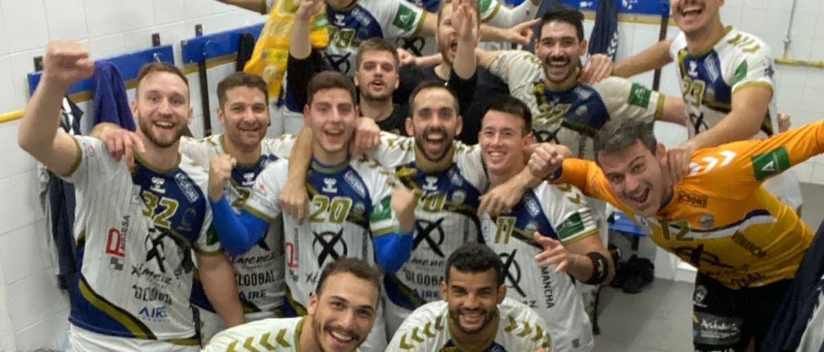 LIGA SACYR ASOBAL: El Ángel Ximénez rompe la imbatibilidad de Cangas como local y conquista O Gatañal (28-33)