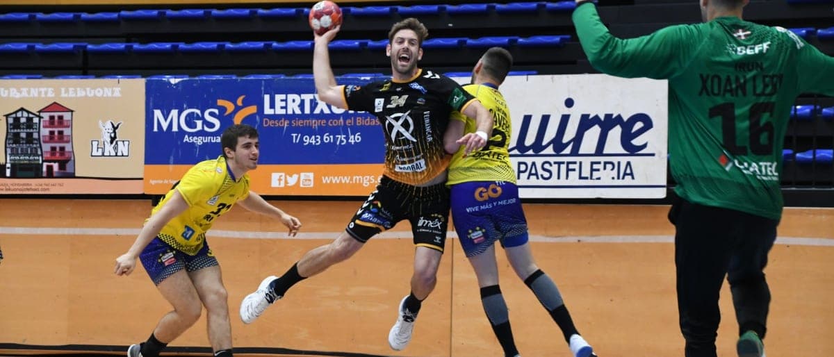 LIGA SACYR ASOBAL: El Ángel Ximénez pone contra las cuerdas a un Bidasoa Irun que se llevó el triunfo (31-28)