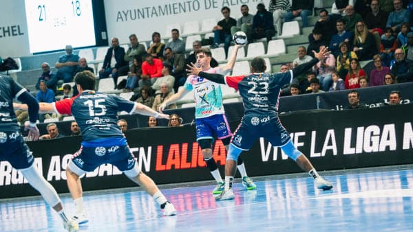 LIGA NEXUS ENERGÍA ASOBAL: El Cajasol Ángel Ximénez se vuelve de vacío de Alicante (39-35).