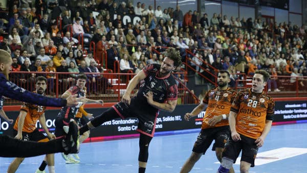 LIGA NEXUS ENERGÍA ASOBAL: Un luchador Cajasol Ángel Ximénez cede en los últimos minutos ante Torrelavega (32-27)