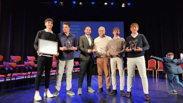 CLUB: El Ayuntamiento de Puente Genil reconoce los éxitos de la cantera con homenaje especial al capitán José Cuenca