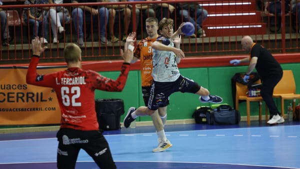 LIGA PLENITUDE: El Ángel Ximénez se vuelve de vacío de Torrelavega (29-26)