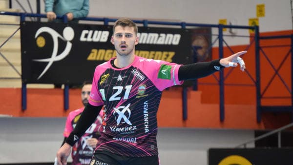EQUIPO ASOBAL: La primera equipación del Ángel Ximénez, elegida Mejor Camiseta de la Liga Plenitude