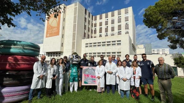 CLUB: Jugadores y directivos del Ángel Ximénez visitan el Área Materno-Infantil del Hospital Universitario Reina Sofía
