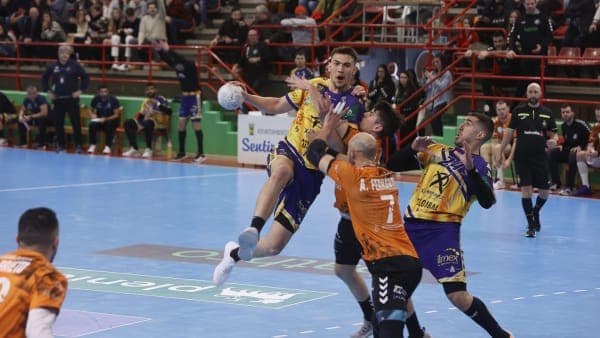LIGA PLENITUDE ASOBAL: El Ángel Ximénez sufre un duro revés en Torrelavega (34-27)