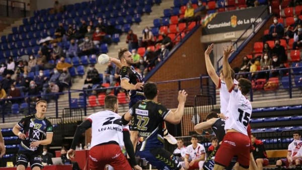 LIGA SACYR ASOBAL: El Ángel Ximénez lucha hasta el final pero se vuelve de vacío de Logroño (33-30)