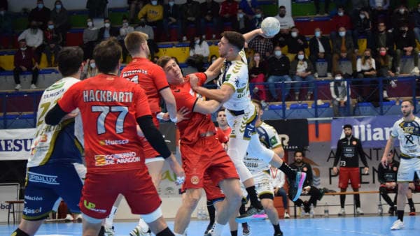 LIGA SACYR ASOBAL: El Bada Huesca se lleva los puntos del Alcalde Miguel Salas (27-30)