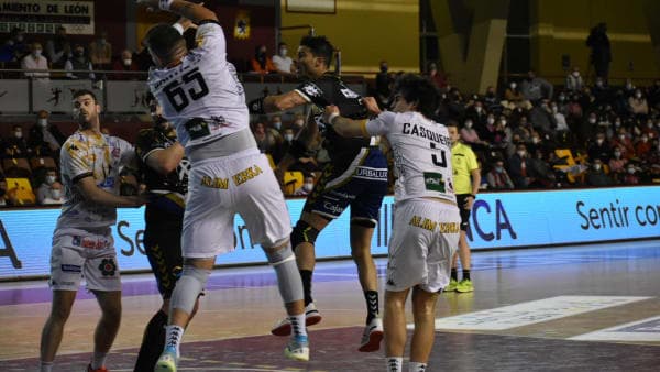 LIGA SACYR ASOBAL: El Ángel Ximénez cede ante Ademar en el Palacio (28-25)