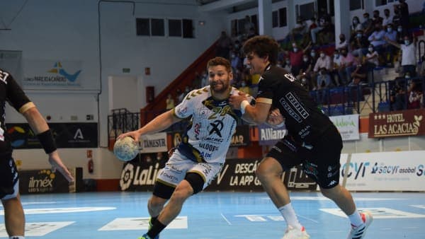 LIGA SACYR ASOBAL: Paco Bustos: «Va a ser complicado en una catedral del balonmano como es León».