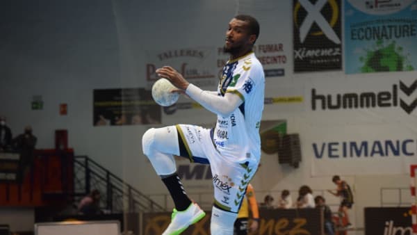 LIGA SACYR ASOBAL: El lateral Délcio Pina suma su nombre a la lista de números redondos del 2021 con su gol 100 en ASOBAL