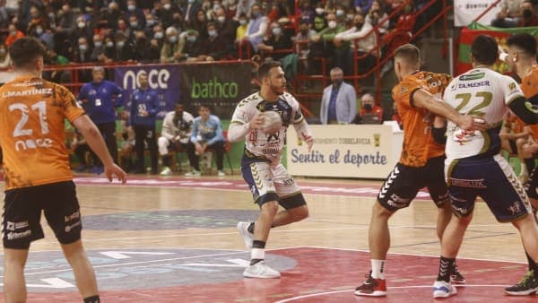 LIGA SACYR ASOBAL: El Ángel Ximénez cierra la primera vuelta con derrota ante Bathco BM Torrelavega (32-30)