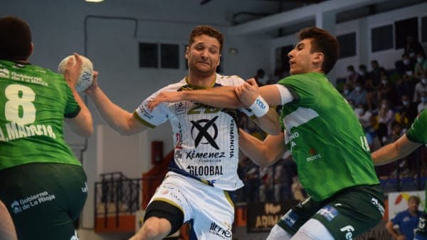 LIGA SACYR ASOBAL: El Ángel Ximénez mantiene la segunda plaza a pesar de caer por la mínima ante Logroño (29-30)