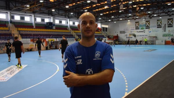 CLUB: Jesús Morales cumple su decimoquinta temporada como fisioterapeuta en Ángel Ximénez: «Es mi trabajo pero el club forma parte de mi vida»