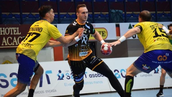 COMUNICADO OFICIAL: El lateral zurdo Mihajlo Mitic continuará en las filas de Ángel Ximénez