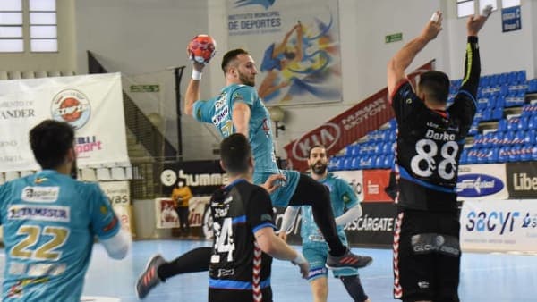 LIGA SACYR ASOBAL: El Ángel Ximénez rasca un punto de oro en Santander (24-24)