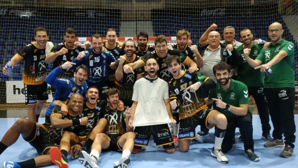 LIGA SACYR ASOBAL: «¡Vamos, Paco!» El Ángel Ximénez asalta la Catedral para dedicar su triunfo a Paco Bustos (28-29)