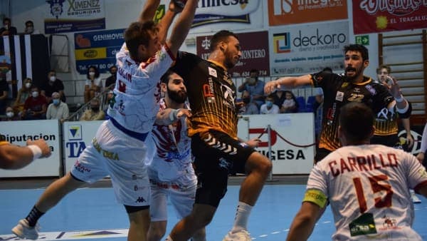 LIGA SACYR ASOBAL: El Ángel Ximénez se queda sin premio ante Ademar en el último segundo (26-27)