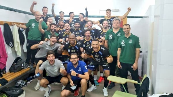 LIGA SACYR ASOBAL: El Ángel Ximénez se estrena con victoria ante el Liberbank Cantabria Sinfín (27-22)
