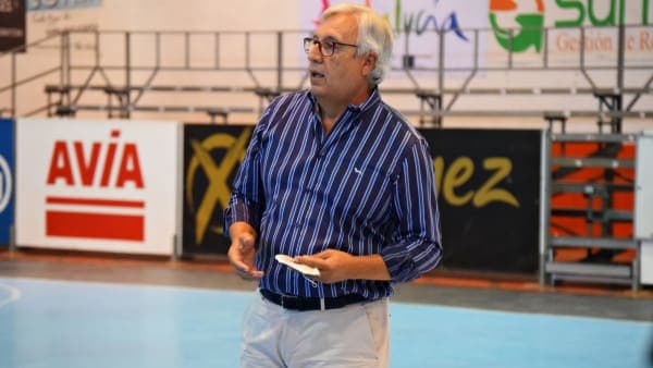 CLUB: El presidente Mariano Jiménez da la bienvenida a los jugadores del equipo ASOBAL