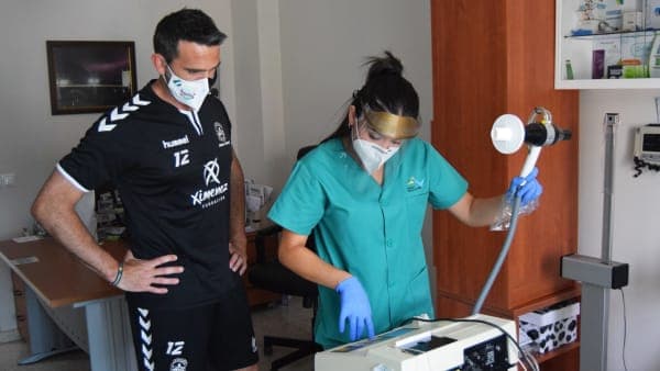 PRETEMPORADA: Los jugadores del equipo ASOBAL pasan reconocimiento médico en la Clínica Parejo y Cañero