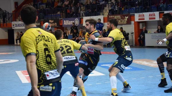 LIGA SACYR ASOBAL: Bidasoa se llevó el duelo en el Alcalde Miguel Salas (28-32)