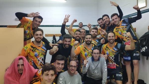 EQUIPOS SÉNIOR: El Fuelle continúa invicto y el equipo femenino roza la gesta en Sevilla