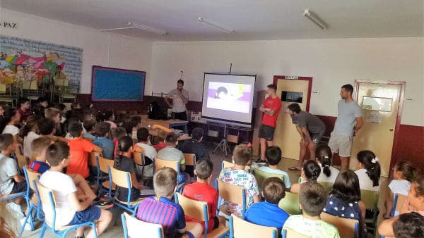 ESCUELAS DEPORTIVAS: Jugadores del equipo ASOBAL visitan los centros escolares