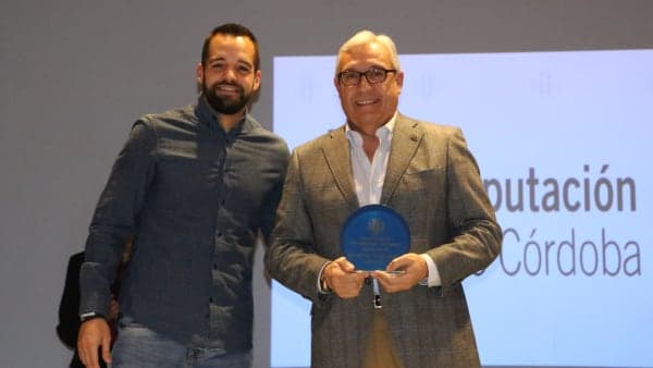 Ángel Ximénez – AVIA recibe el reconocimiento de «Mejor Equipo» en la Gala del Deporte de Ateneo Cordobesista