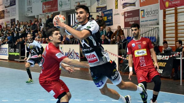 Un gol de Huesca a segundos del final deja en empate el duelo en el Miguel Salas (20-20)