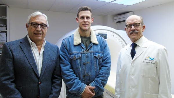 Víctor Alonso pasa reconocimiento médico en la Clínica Parejo y Cañero Hospital de Día