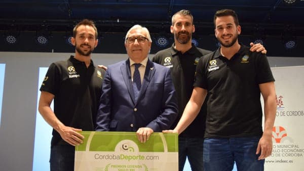 El primer equipo recibe el Premio Leyenda Siglo XXI Ignacio Cid por sus cinco años en ASOBAL
