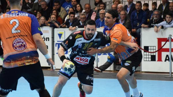 El Ximénez – AVIA empata ante BM Benidorm y deja la salvación matemática a un punto (26-26)