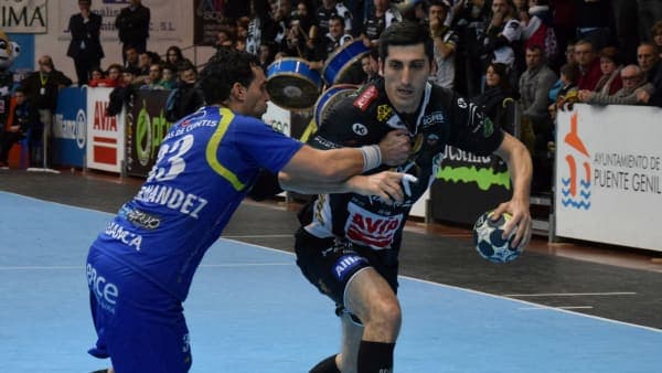 Victoria ante Teucro para cerrar una “semana perfecta” (25-21)