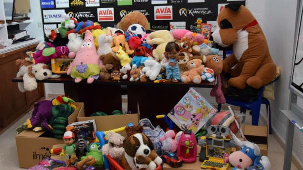 Bases y primer equipo colaboran en la recogida de peluches para los niños del Hospital San Juan De Dios