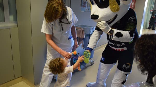 Nichi reparte juguetes entre los niños del Hospital Infanta Margarita de Cabra y el Centro de Migraciones de Cruz Roja en Puente Genil