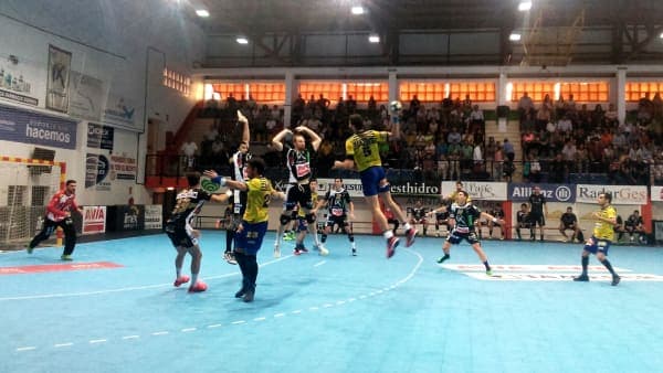 El Ángel Ximénez – AVIA sella un épico empate ante el Bidasoa Irún (30-30)