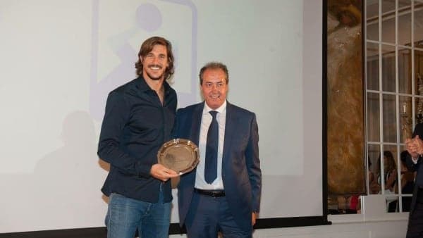 FRANCISCO PÉREZ JIMÉNEZ, ENTREGA EN LA GALA DE ASOBAL PREMIO AL MEJOR DEFENSOR Y A LA MEJOR LABOR ARBITRAL