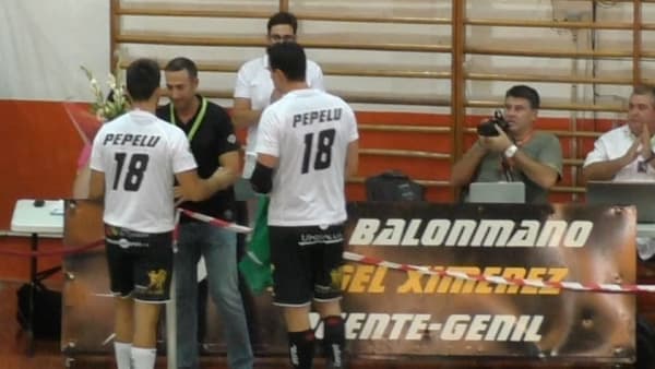 La afición de Puente Genil despidió al mejor central de la historia de balonmano andaluz