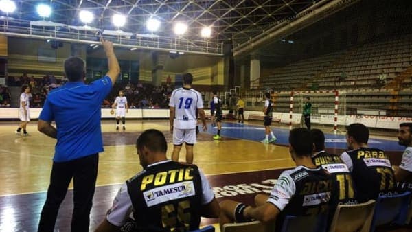 El Ademar se impuso en su presentación ante su afición al Ángel Ximénez, por 27-25
