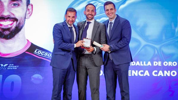 CLUB: José Cuenca recibe la Insignia y Medalla de Oro de la Federación Andaluza de Balonmano